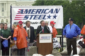 Secretary Evans speaking at United Steel Workers of America Rally, June 6, 2001. (Link is to high-resolution version of the photo.)